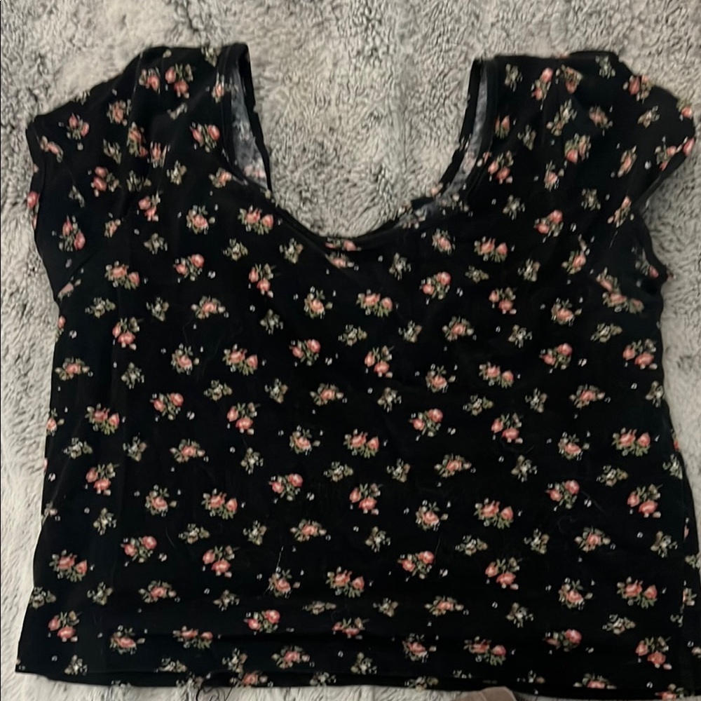 5/$10 Forever 21 Black Floral Crop Top